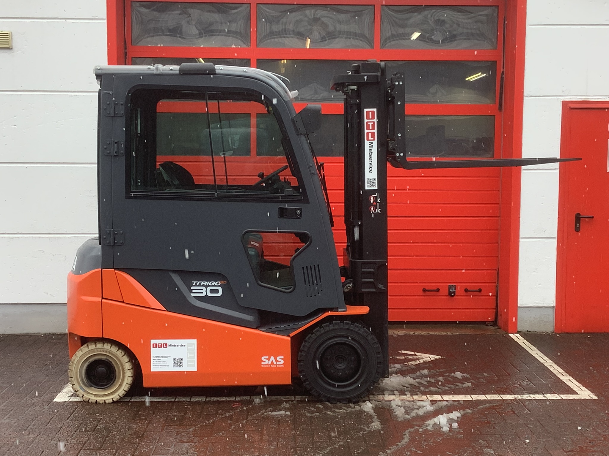Toyota Gabelstapler Toyota Elektro 4-Rad Stapler <br>Toyota 8FBMKT30 <br>Baujahr 2018 <br>Betriebsstunden 2189 <br><br>Mietkauf 328,59 €/Monat 3 Toyota Elektro 4-Rad Stapler <br>Toyota 8FBMKT30 <br>Baujahr 2018 <br>Betriebsstunden 2189 <br><br>Mietkauf 328,59 €/Monat – Bild 3
