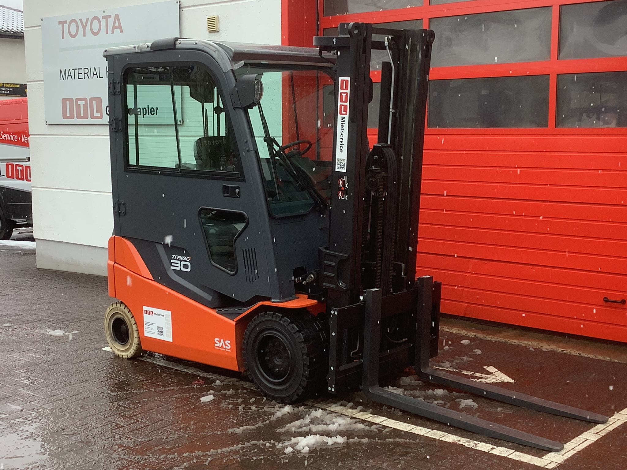 Toyota Gabelstapler Toyota Elektro 4-Rad Stapler <br>Toyota 8FBMKT30 <br>Baujahr 2018 <br>Betriebsstunden 2189 <br><br>Mietkauf 328,59 €/Monat 6 Toyota Elektro 4-Rad Stapler <br>Toyota 8FBMKT30 <br>Baujahr 2018 <br>Betriebsstunden 2189 <br><br>Mietkauf 328,59 €/Monat – Bild 6