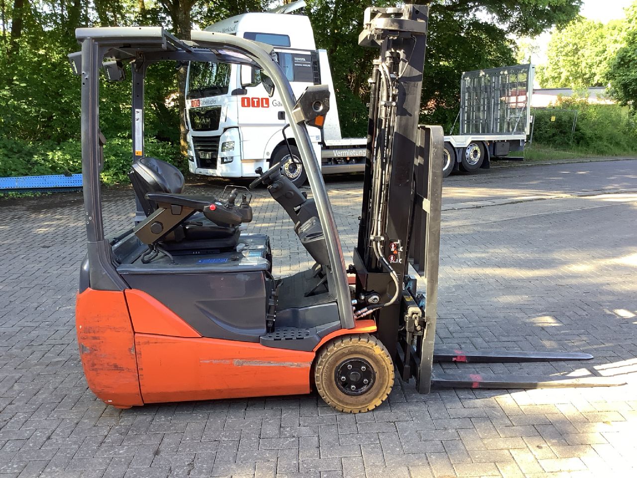 Toyota Gabelstapler Toyota Elektro 3-Rad Stapler <br>Toyota 8FBEKT16-Export <br>Baujahr 2015 <br>Betriebsstunden 13843 <br><br>Mietkauf 146,96 €/Monat 1 Toyota Elektro 3-Rad Stapler <br>Toyota 8FBEKT16-Export <br>Baujahr 2015 <br>Betriebsstunden 13843 <br><br>Mietkauf 146,96 €/Monat