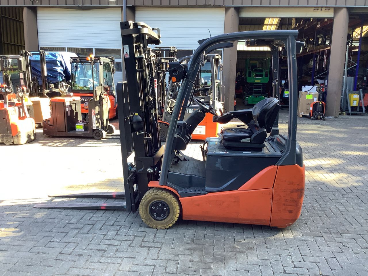 Toyota Gabelstapler Toyota Elektro 3-Rad Stapler <br>Toyota 8FBEKT16-Export <br>Baujahr 2015 <br>Betriebsstunden 13843 <br><br>Mietkauf 146,96 €/Monat 4 Toyota Elektro 3-Rad Stapler <br>Toyota 8FBEKT16-Export <br>Baujahr 2015 <br>Betriebsstunden 13843 <br><br>Mietkauf 146,96 €/Monat – Bild 4