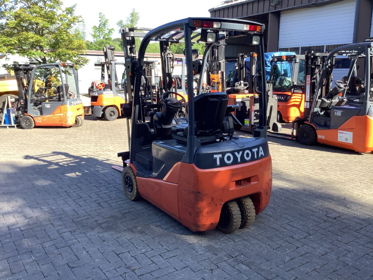 Toyota Gabelstapler Toyota Elektro 3-Rad Stapler <br>Toyota 8FBEKT16-Export <br>Baujahr 2015 <br>Betriebsstunden 13843 <br><br>Mietkauf 146,96 €/Monat 5 Toyota Elektro 3-Rad Stapler <br>Toyota 8FBEKT16-Export <br>Baujahr 2015 <br>Betriebsstunden 13843 <br><br>Mietkauf 146,96 €/Monat – Bild 5