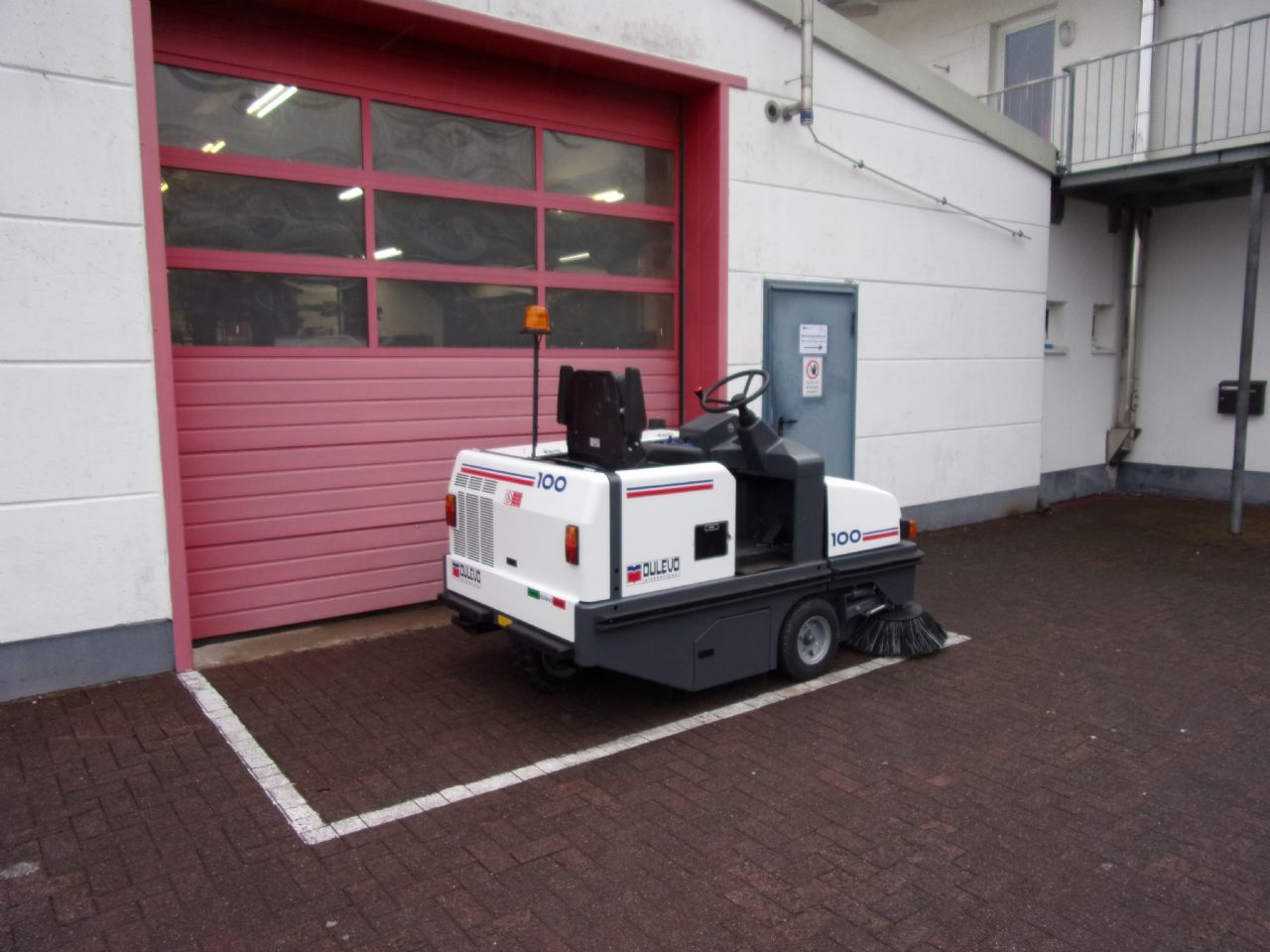Toyota Gabelstapler Kehrmaschine 79 <br>Durwen 1750/100Elite DK <br>Baujahr 2020 <br>Betriebsstunden <br><br>Mietkauf 328,59 €/Monat 3 Kehrmaschine 79 <br>Durwen 1750/100Elite DK <br>Baujahr 2020 <br>Betriebsstunden <br><br>Mietkauf 328,59 €/Monat – Bild 3