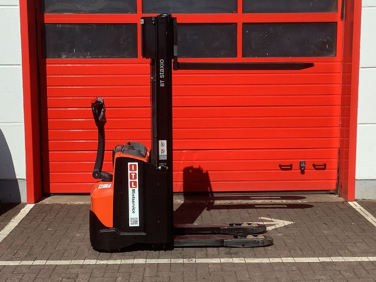 Toyota Gabelstapler Hochhubwagen <br>Toyota SWE120L <br>Baujahr 2022 <br>Betriebsstunden 1320 <br><br>Mietkauf 130,44 €/Monat 4 Hochhubwagen <br>Toyota SWE120L <br>Baujahr 2022 <br>Betriebsstunden 1320 <br><br>Mietkauf 130,44 €/Monat – Bild 4