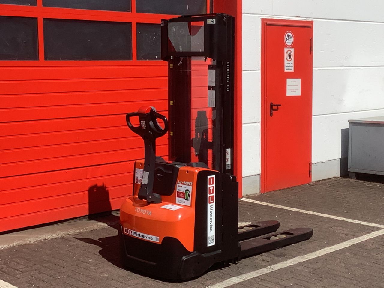 Toyota Gabelstapler Hochhubwagen <br>Toyota SWE120L <br>Baujahr 2022 <br>Betriebsstunden 1320 <br><br>Mietkauf 130,44 €/Monat 6 Hochhubwagen <br>Toyota SWE120L <br>Baujahr 2022 <br>Betriebsstunden 1320 <br><br>Mietkauf 130,44 €/Monat – Bild 6