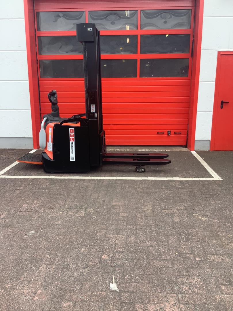 Toyota Gabelstapler Hochhubwagen <br>Toyota SPE140L <br>Baujahr 2017 <br>Betriebsstunden 3207 <br><br>Mietkauf 130,44 €/Monat 3 Hochhubwagen <br>Toyota SPE140L <br>Baujahr 2017 <br>Betriebsstunden 3207 <br><br>Mietkauf 130,44 €/Monat – Bild 3