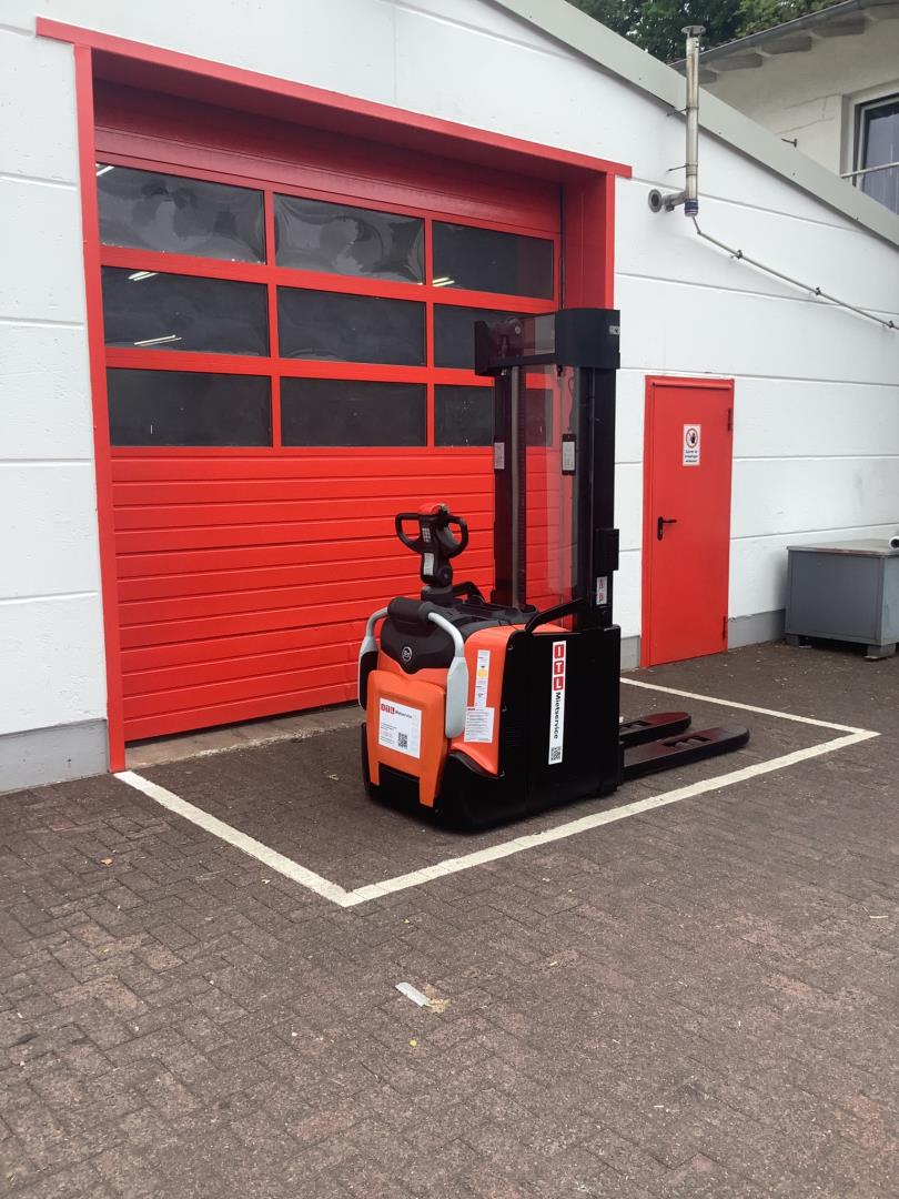 Toyota Gabelstapler Hochhubwagen <br>Toyota SPE140L <br>Baujahr 2017 <br>Betriebsstunden 3207 <br><br>Mietkauf 130,44 €/Monat 5 Hochhubwagen <br>Toyota SPE140L <br>Baujahr 2017 <br>Betriebsstunden 3207 <br><br>Mietkauf 130,44 €/Monat – Bild 5