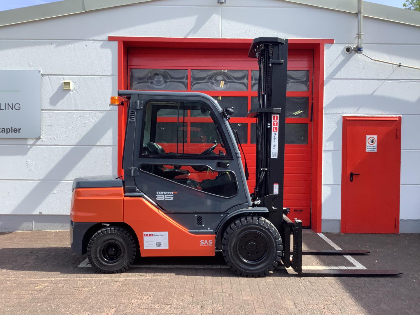 Toyota Gabelstapler Toyota Verbrenner Dieselstapler <br>Toyota 56-8FDJ35F <br>Baujahr 2023 <br>Betriebsstunden 1795 <br><br>Mietkauf 823,95 €/Monat 1 Toyota Verbrenner Dieselstapler <br>Toyota 56-8FDJ35F <br>Baujahr 2023 <br>Betriebsstunden 1795 <br><br>Mietkauf 823,95 €/Monat