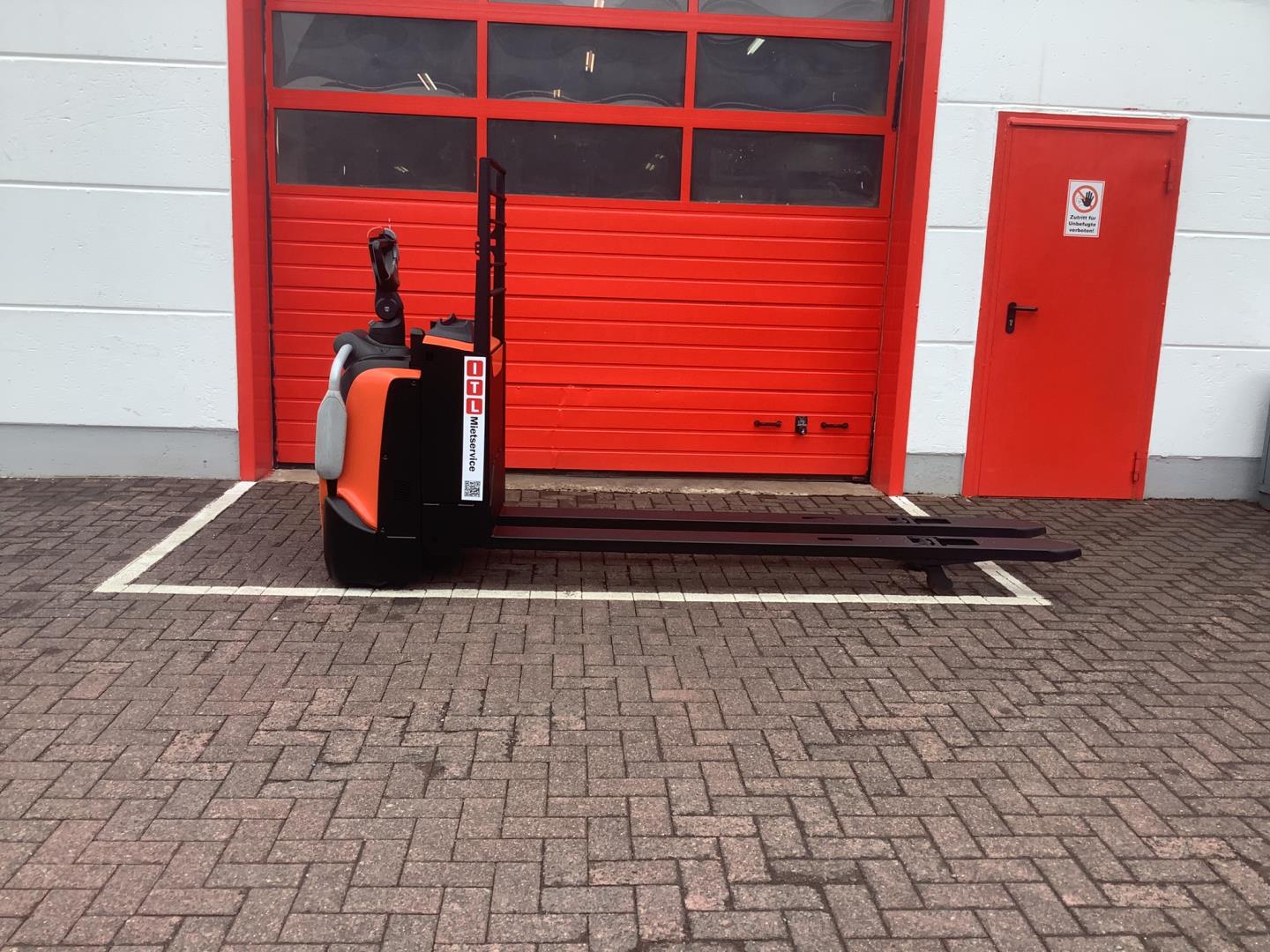 Toyota Gabelstapler Niederhubwagen <br>Toyota LPE200 <br>Baujahr 2017 <br>Betriebsstunden 2294 <br><br>Mietkauf 61,09 €/Monat 2 Niederhubwagen <br>Toyota LPE200 <br>Baujahr 2017 <br>Betriebsstunden 2294 <br><br>Mietkauf 61,09 €/Monat – Bild 2