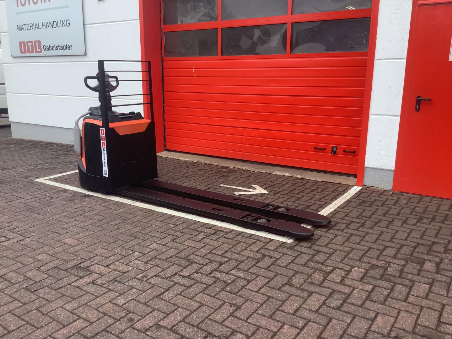 Toyota Gabelstapler Niederhubwagen <br>Toyota LPE200 <br>Baujahr 2017 <br>Betriebsstunden 2294 <br><br>Mietkauf 61,09 €/Monat 3 Niederhubwagen <br>Toyota LPE200 <br>Baujahr 2017 <br>Betriebsstunden 2294 <br><br>Mietkauf 61,09 €/Monat – Bild 3