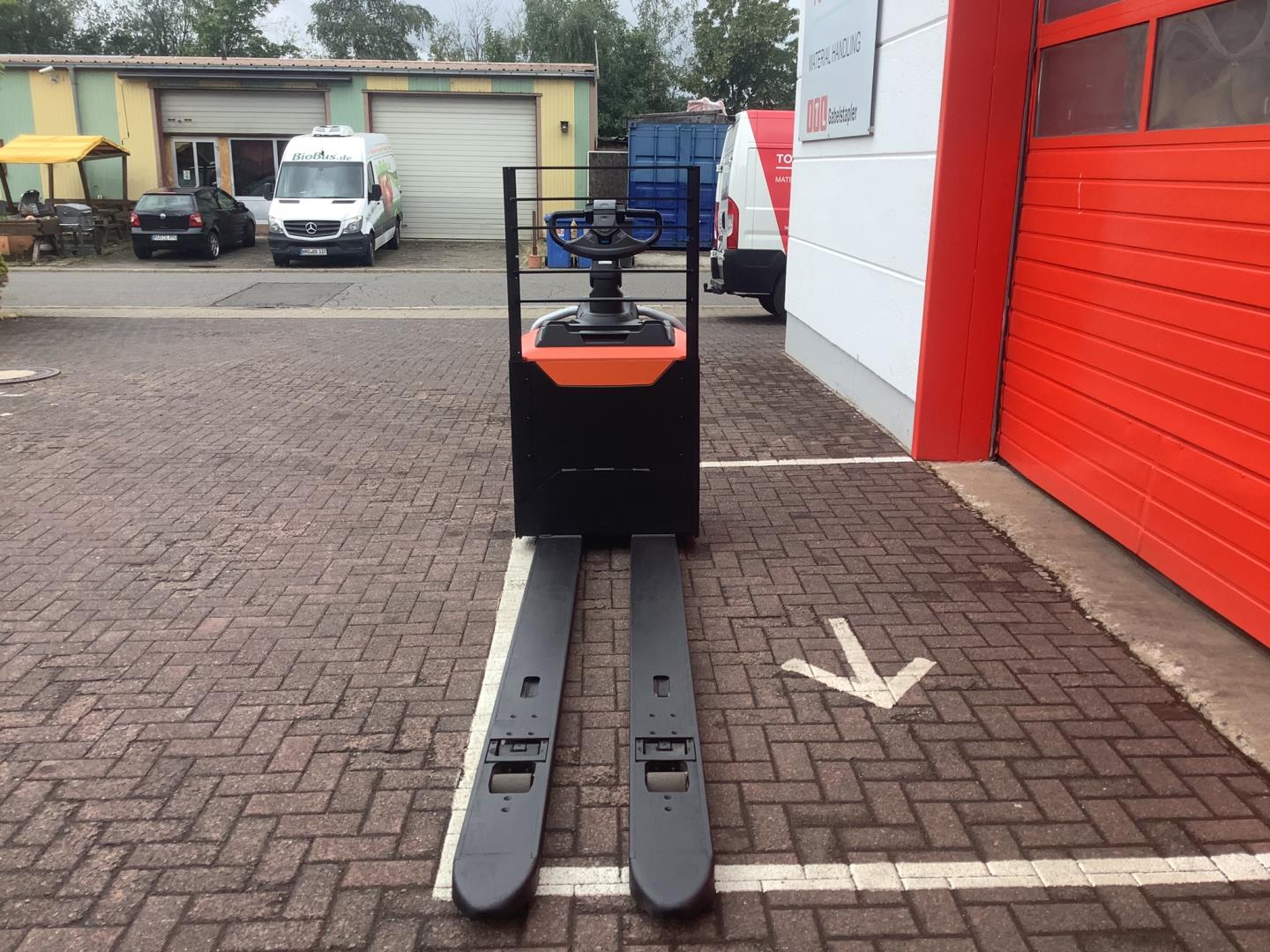 Toyota Gabelstapler Niederhubwagen <br>Toyota LPE200 <br>Baujahr 2017 <br>Betriebsstunden 2294 <br><br>Mietkauf 61,09 €/Monat 5 Niederhubwagen <br>Toyota LPE200 <br>Baujahr 2017 <br>Betriebsstunden 2294 <br><br>Mietkauf 61,09 €/Monat – Bild 5
