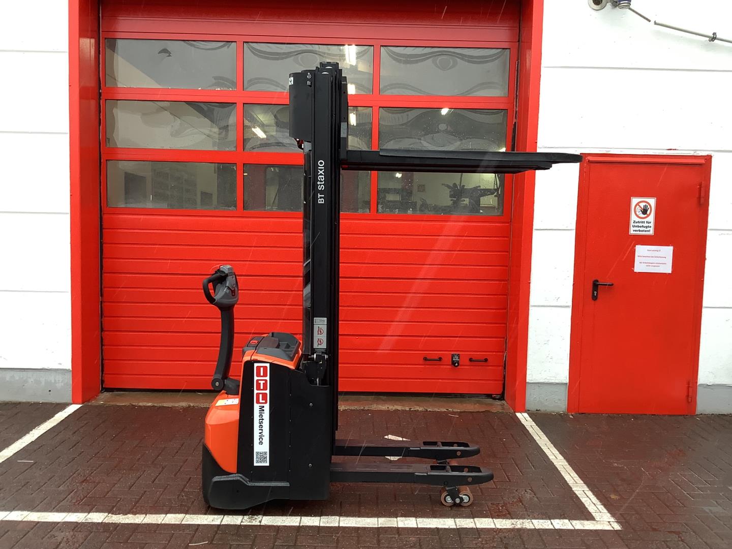 Toyota Gabelstapler Hochhubwagen <br>Toyota SWE140L <br>Baujahr 2023 <br>Betriebsstunden 129 <br><br>Mietkauf 239,42 €/Monat 5 Hochhubwagen <br>Toyota SWE140L <br>Baujahr 2023 <br>Betriebsstunden 129 <br><br>Mietkauf 239,42 €/Monat – Bild 5