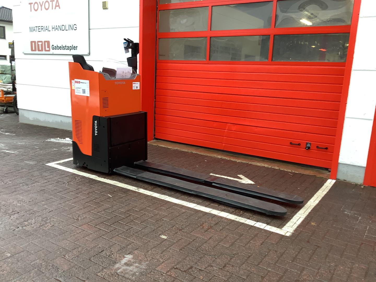 Toyota Gabelstapler Niederhubwagen <br>Toyota LSI200 <br>Baujahr 2023 <br>Betriebsstunden 16 <br><br>Mietkauf 325,29 €/Monat 5 Niederhubwagen <br>Toyota LSI200 <br>Baujahr 2023 <br>Betriebsstunden 16 <br><br>Mietkauf 325,29 €/Monat – Bild 5