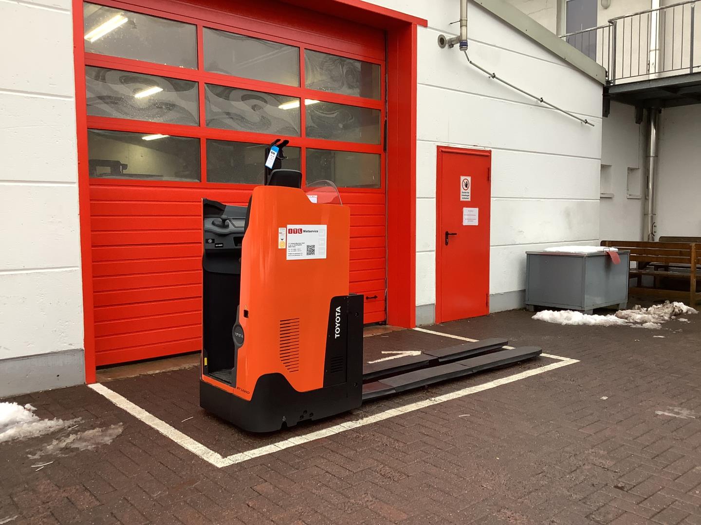 Toyota Gabelstapler Niederhubwagen <br>Toyota LSI200 <br>Baujahr 2023 <br>Betriebsstunden 16 <br><br>Mietkauf 325,29 €/Monat 6 Niederhubwagen <br>Toyota LSI200 <br>Baujahr 2023 <br>Betriebsstunden 16 <br><br>Mietkauf 325,29 €/Monat – Bild 6