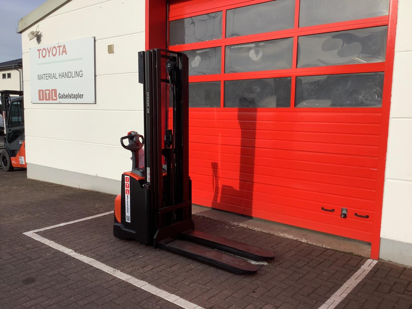 Toyota Gabelstapler Hochhubwagen <br>Toyota SWE140L <br>Baujahr 2024 <br>Betriebsstunden 24 <br><br>Mietkauf 216,31 €/Monat 4 Hochhubwagen <br>Toyota SWE140L <br>Baujahr 2024 <br>Betriebsstunden 24 <br><br>Mietkauf 216,31 €/Monat – Bild 4