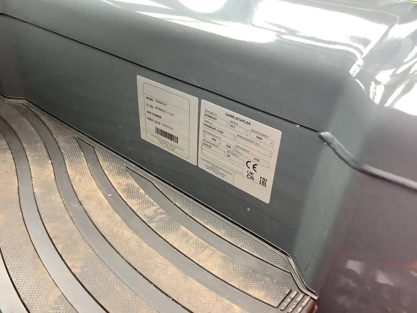 Toyota Gabelstapler Toyota Elektro 4-Rad Stapler <br>Toyota 9FBMK30T <br>Baujahr 2024 <br>Betriebsstunden 69 <br><br>Mietkauf 833,86 €/Monat 10 Toyota Elektro 4-Rad Stapler <br>Toyota 9FBMK30T <br>Baujahr 2024 <br>Betriebsstunden 69 <br><br>Mietkauf 833,86 €/Monat – Bild 10