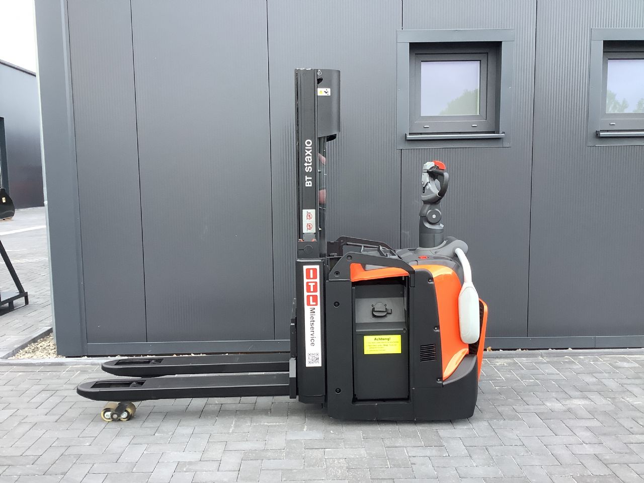 Toyota Gabelstapler Hochhubwagen <br>Toyota SPE200D <br>Baujahr 2024 <br>Betriebsstunden 1755 <br><br>Mietkauf 179,98 €/Monat 2 Hochhubwagen <br>Toyota SPE200D <br>Baujahr 2024 <br>Betriebsstunden 1755 <br><br>Mietkauf 179,98 €/Monat – Bild 2