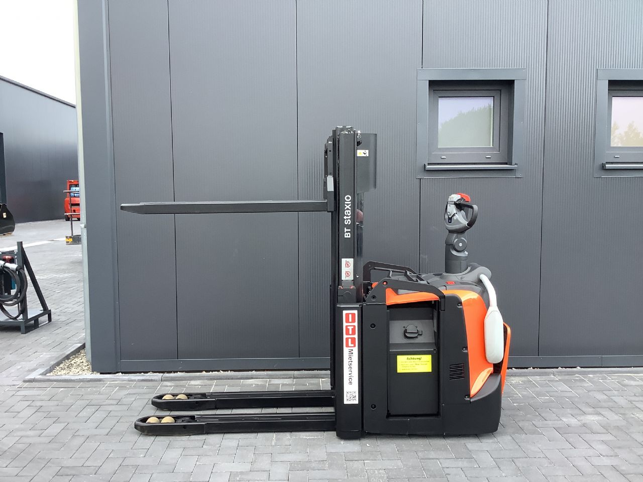 Toyota Gabelstapler Hochhubwagen <br>Toyota SPE200D <br>Baujahr 2024 <br>Betriebsstunden 1755 <br><br>Mietkauf 179,98 €/Monat 3 Hochhubwagen <br>Toyota SPE200D <br>Baujahr 2024 <br>Betriebsstunden 1755 <br><br>Mietkauf 179,98 €/Monat – Bild 3