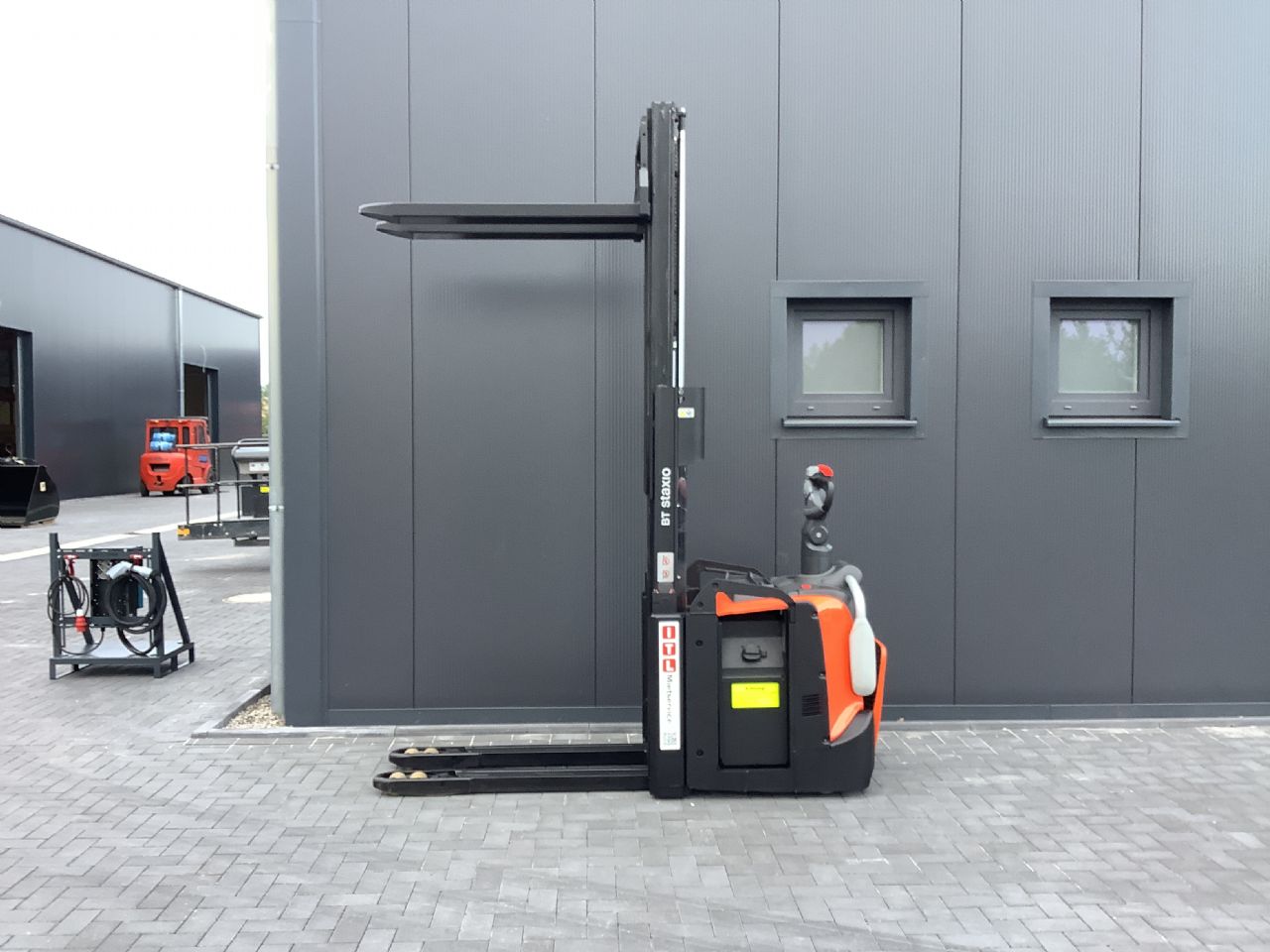 Toyota Gabelstapler Hochhubwagen <br>Toyota SPE200D <br>Baujahr 2024 <br>Betriebsstunden 1755 <br><br>Mietkauf 179,98 €/Monat 4 Hochhubwagen <br>Toyota SPE200D <br>Baujahr 2024 <br>Betriebsstunden 1755 <br><br>Mietkauf 179,98 €/Monat – Bild 4