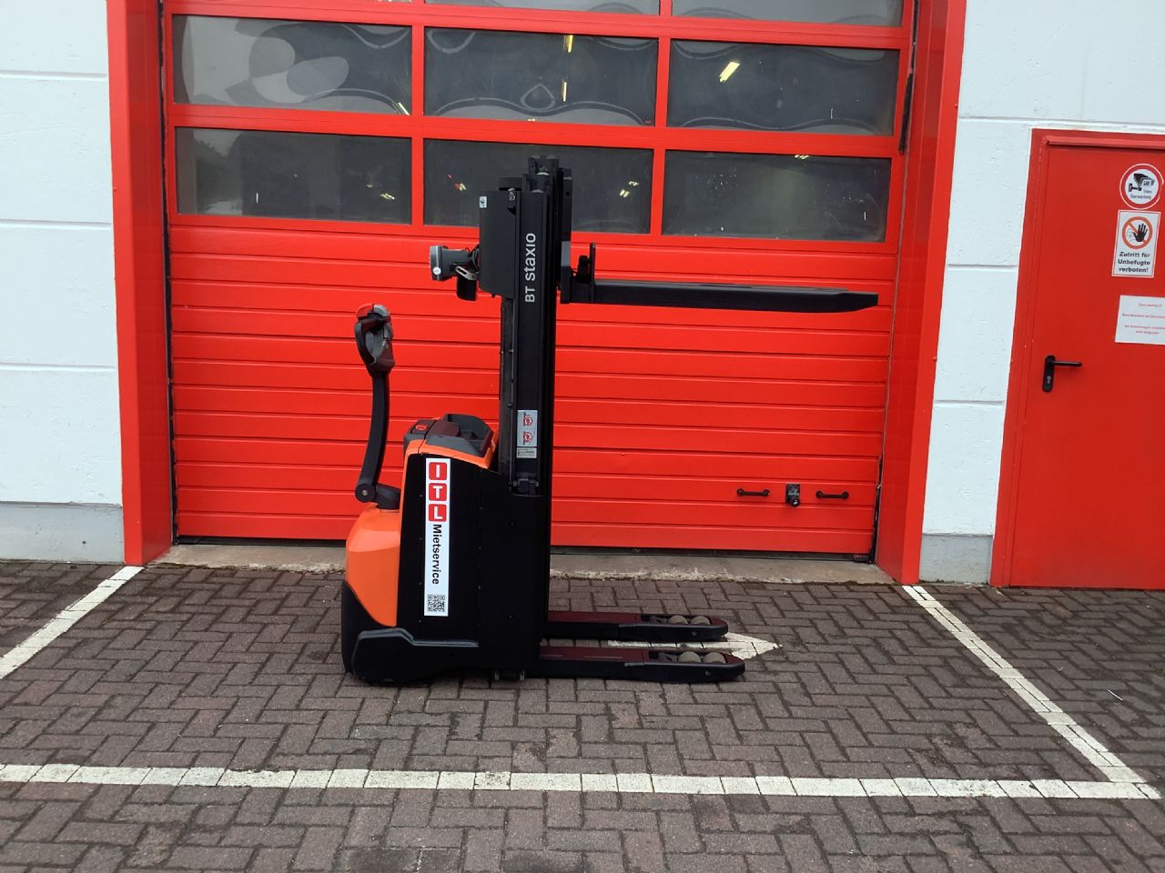 Toyota Gabelstapler Hochhubwagen <br>Toyota SWE120L <br>Baujahr 2019 <br>Betriebsstunden 1309 <br><br>Mietkauf 85,86 €/Monat 3 Hochhubwagen <br>Toyota SWE120L <br>Baujahr 2019 <br>Betriebsstunden 1309 <br><br>Mietkauf 85,86 €/Monat – Bild 3