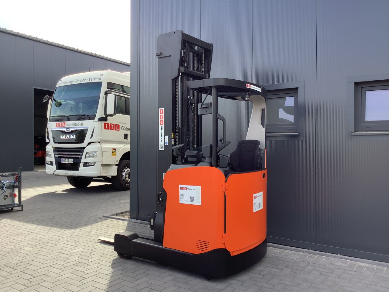 Toyota Gabelstapler Schubmaststapler <br>Toyota RRE140H <br>Baujahr 2024 <br>Betriebsstunden 2182 <br><br>Mietkauf 460,68 €/Monat 6 Schubmaststapler <br>Toyota RRE140H <br>Baujahr 2024 <br>Betriebsstunden 2182 <br><br>Mietkauf 460,68 €/Monat – Bild 6