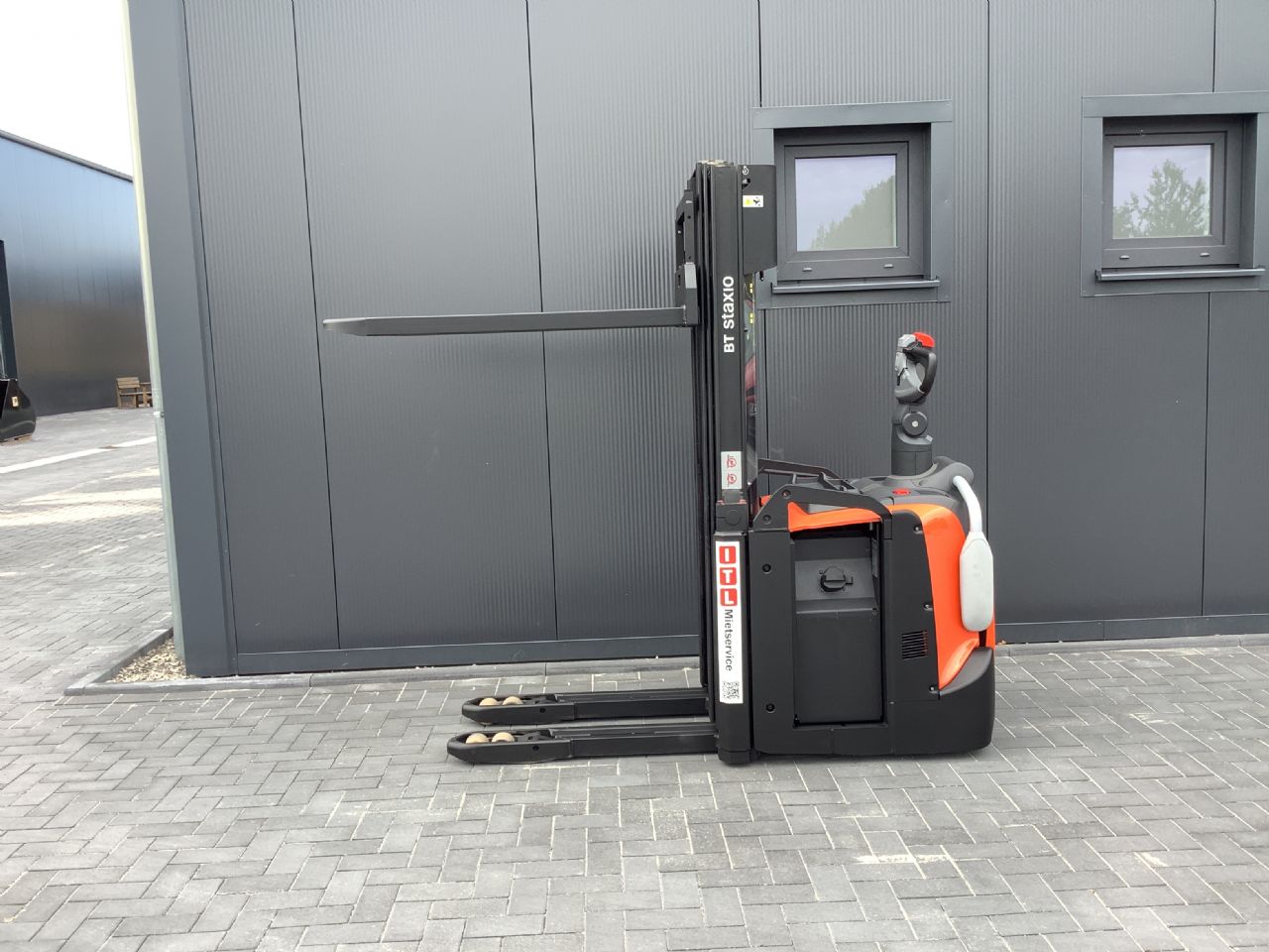 Toyota Gabelstapler Hochhubwagen <br>Toyota SPE120L <br>Baujahr 2024 <br>Betriebsstunden 1619 <br><br>Mietkauf 206,40 €/Monat 3 Hochhubwagen <br>Toyota SPE120L <br>Baujahr 2024 <br>Betriebsstunden 1619 <br><br>Mietkauf 206,40 €/Monat – Bild 3