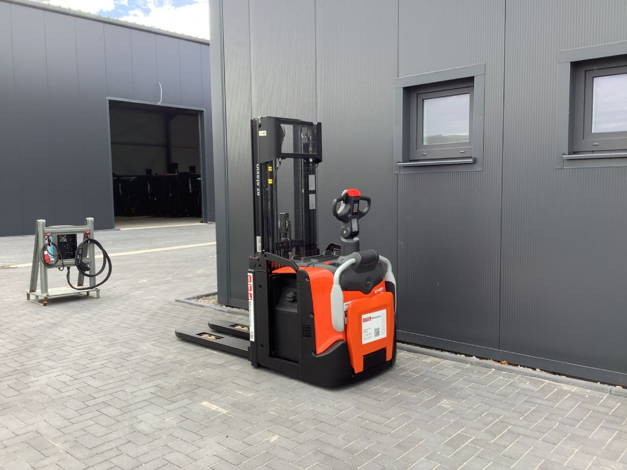 Toyota Gabelstapler Hochhubwagen <br>Toyota SPE120L <br>Baujahr 2024 <br>Betriebsstunden 1619 <br><br>Mietkauf 206,40 €/Monat 8 Hochhubwagen <br>Toyota SPE120L <br>Baujahr 2024 <br>Betriebsstunden 1619 <br><br>Mietkauf 206,40 €/Monat – Bild 8