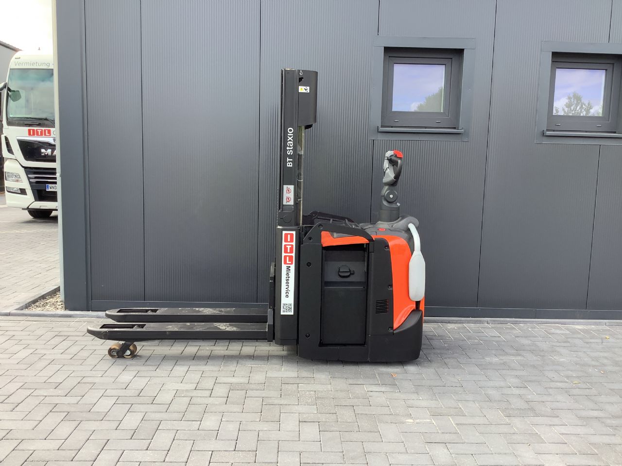 Toyota Gabelstapler Hochhubwagen <br>Toyota SPE200D <br>Baujahr 2024 <br>Betriebsstunden 433 <br><br>Mietkauf 196,49 €/Monat 2 Hochhubwagen <br>Toyota SPE200D <br>Baujahr 2024 <br>Betriebsstunden 433 <br><br>Mietkauf 196,49 €/Monat – Bild 2