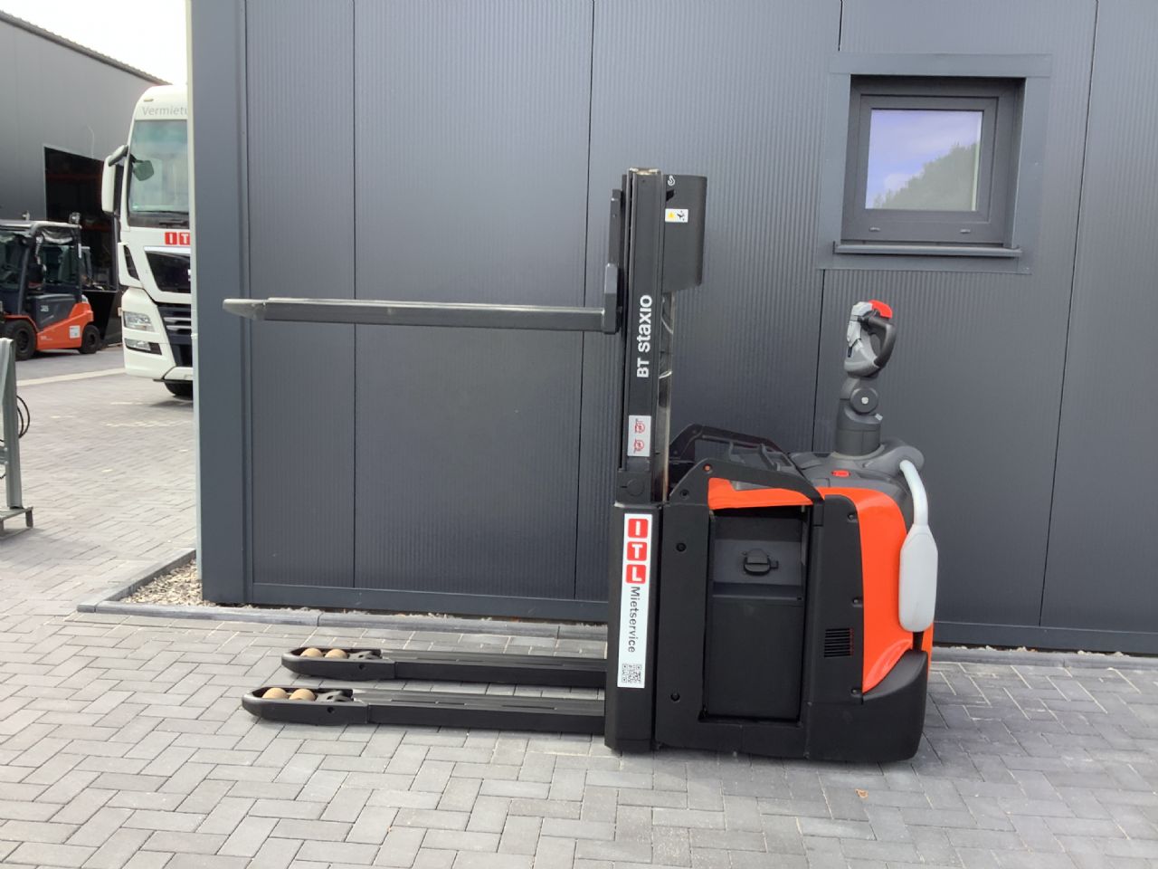 Toyota Gabelstapler Hochhubwagen <br>Toyota SPE200D <br>Baujahr 2024 <br>Betriebsstunden 433 <br><br>Mietkauf 196,49 €/Monat 3 Hochhubwagen <br>Toyota SPE200D <br>Baujahr 2024 <br>Betriebsstunden 433 <br><br>Mietkauf 196,49 €/Monat – Bild 3