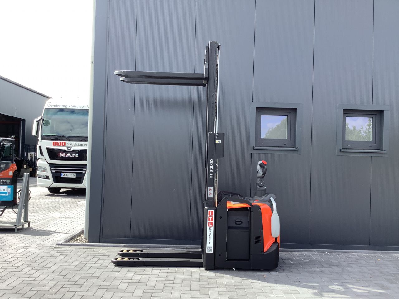 Toyota Gabelstapler Hochhubwagen <br>Toyota SPE200D <br>Baujahr 2024 <br>Betriebsstunden 433 <br><br>Mietkauf 196,49 €/Monat 4 Hochhubwagen <br>Toyota SPE200D <br>Baujahr 2024 <br>Betriebsstunden 433 <br><br>Mietkauf 196,49 €/Monat – Bild 4