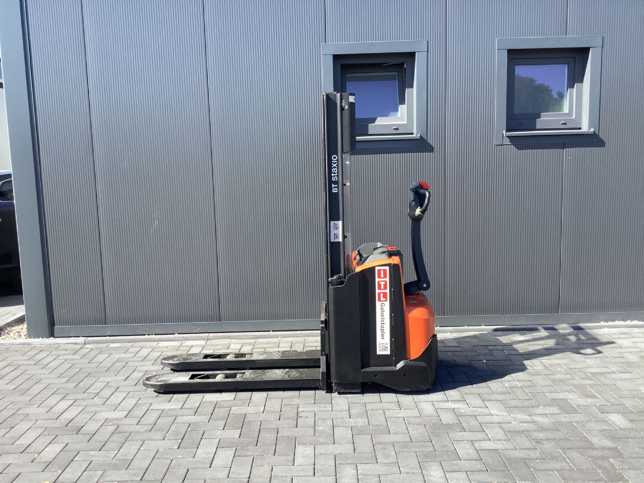 Toyota Gabelstapler Hochhubwagen <br>Toyota SWE120 <br>Baujahr 2019 <br>Betriebsstunden 821 <br><br>Mietkauf 102,37 €/Monat 1 Hochhubwagen <br>Toyota SWE120 <br>Baujahr 2019 <br>Betriebsstunden 821 <br><br>Mietkauf 102,37 €/Monat