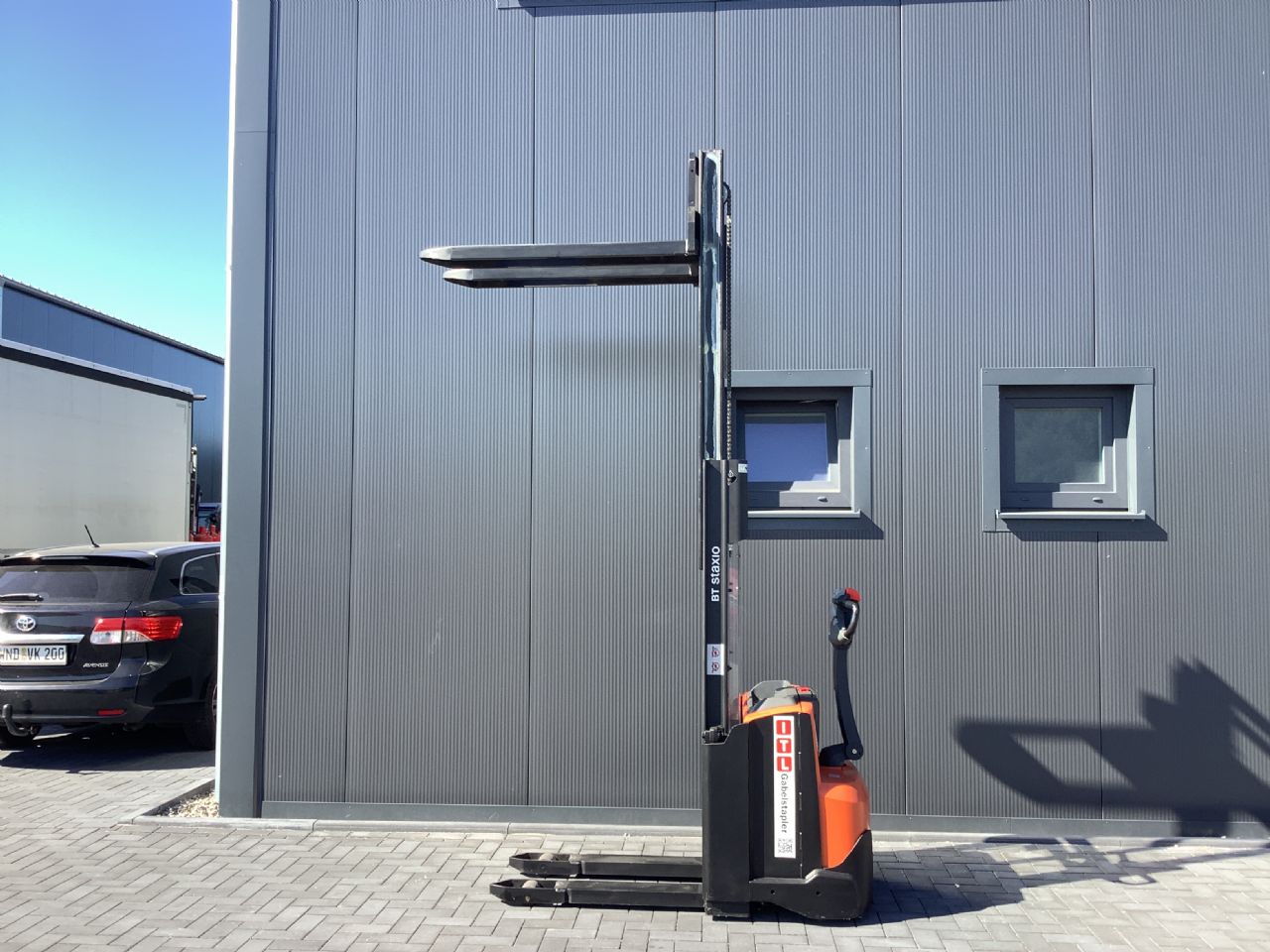 Toyota Gabelstapler Hochhubwagen <br>Toyota SWE120 <br>Baujahr 2019 <br>Betriebsstunden 821 <br><br>Mietkauf 102,37 €/Monat 2 Hochhubwagen <br>Toyota SWE120 <br>Baujahr 2019 <br>Betriebsstunden 821 <br><br>Mietkauf 102,37 €/Monat – Bild 2