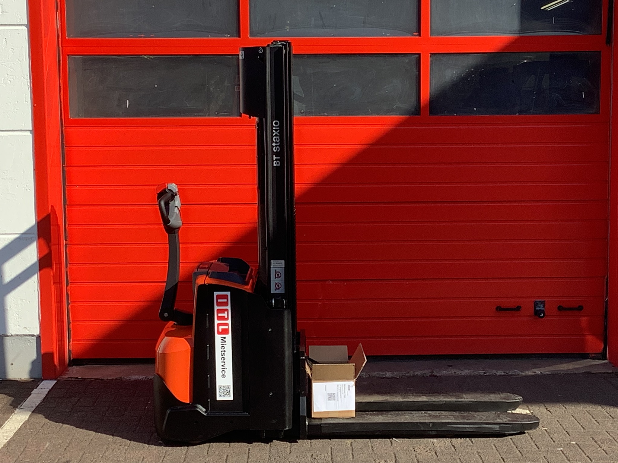 Toyota Gabelstapler Hochhubwagen <br>Toyota SWE120L <br>Baujahr 2025 <br>Betriebsstunden 0 <br><br>Mietkauf 168,42 €/Monat 1 Hochhubwagen <br>Toyota SWE120L <br>Baujahr 2025 <br>Betriebsstunden 0 <br><br>Mietkauf 168,42 €/Monat
