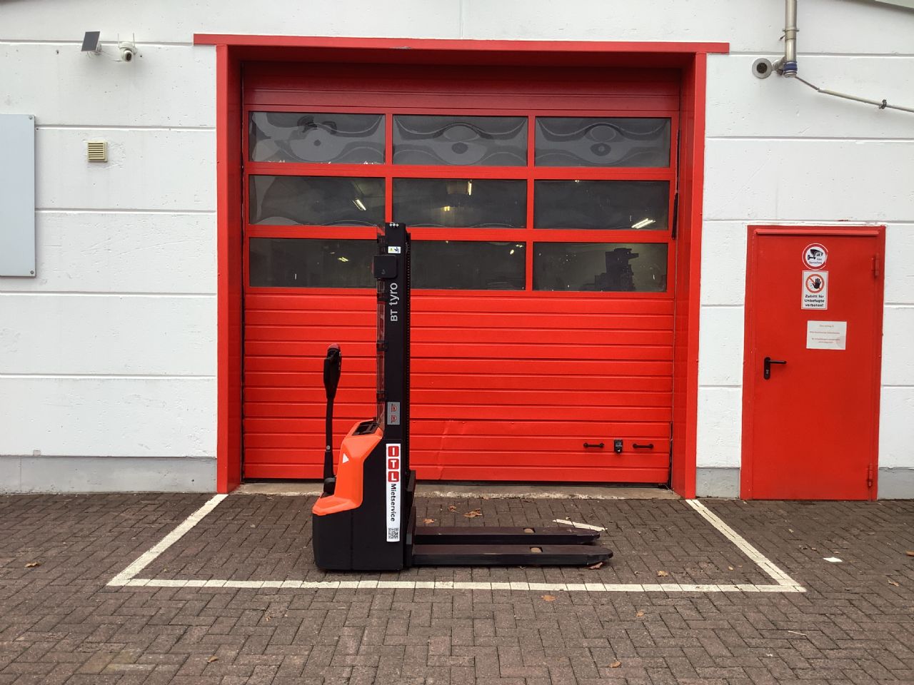 Toyota Gabelstapler Hochhubwagen <br>Toyota SHE100 - HH2900 <br>Baujahr 2024 <br>Betriebsstunden 6 <br><br>Mietkauf 77,61 €/Monat 1 Hochhubwagen <br>Toyota SHE100 - HH2900 <br>Baujahr 2024 <br>Betriebsstunden 6 <br><br>Mietkauf 77,61 €/Monat