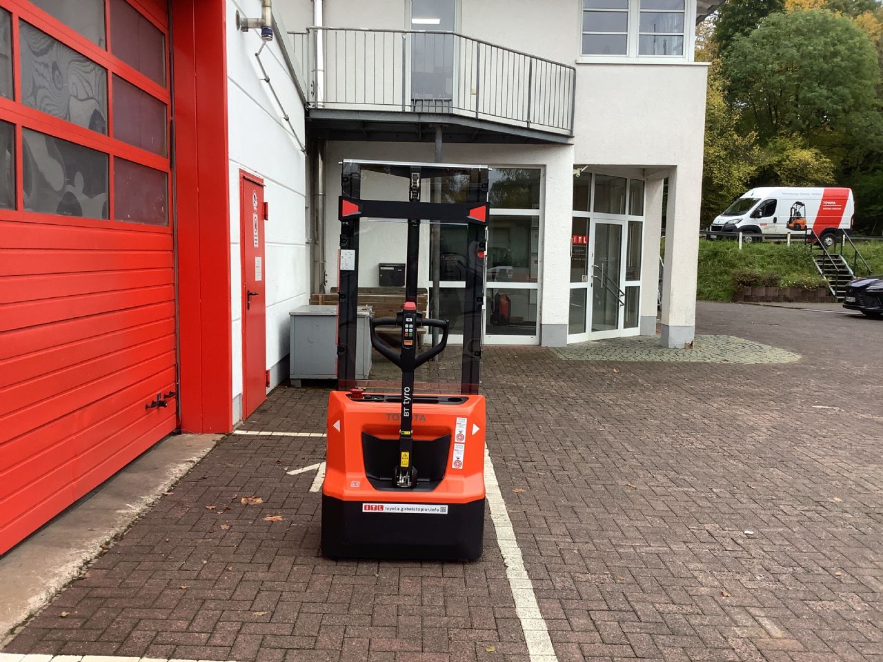 Toyota Gabelstapler Hochhubwagen <br>Toyota SHE100 - HH2900 <br>Baujahr 2024 <br>Betriebsstunden 6 <br><br>Mietkauf 77,61 €/Monat 6 Hochhubwagen <br>Toyota SHE100 - HH2900 <br>Baujahr 2024 <br>Betriebsstunden 6 <br><br>Mietkauf 77,61 €/Monat – Bild 6