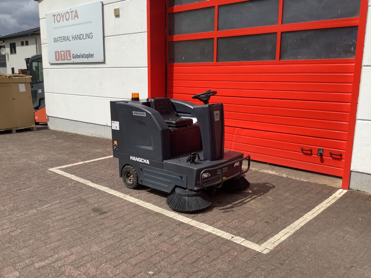 Toyota Gabelstapler Kehrmaschine 79 <br>Hangcha B1350-JSSD1350-BC6J-I <br>Baujahr 2025 <br>Betriebsstunden <br><br>Mietkauf 113,93 €/Monat 3 Kehrmaschine 79 <br>Hangcha B1350-JSSD1350-BC6J-I <br>Baujahr 2025 <br>Betriebsstunden <br><br>Mietkauf 113,93 €/Monat – Bild 3