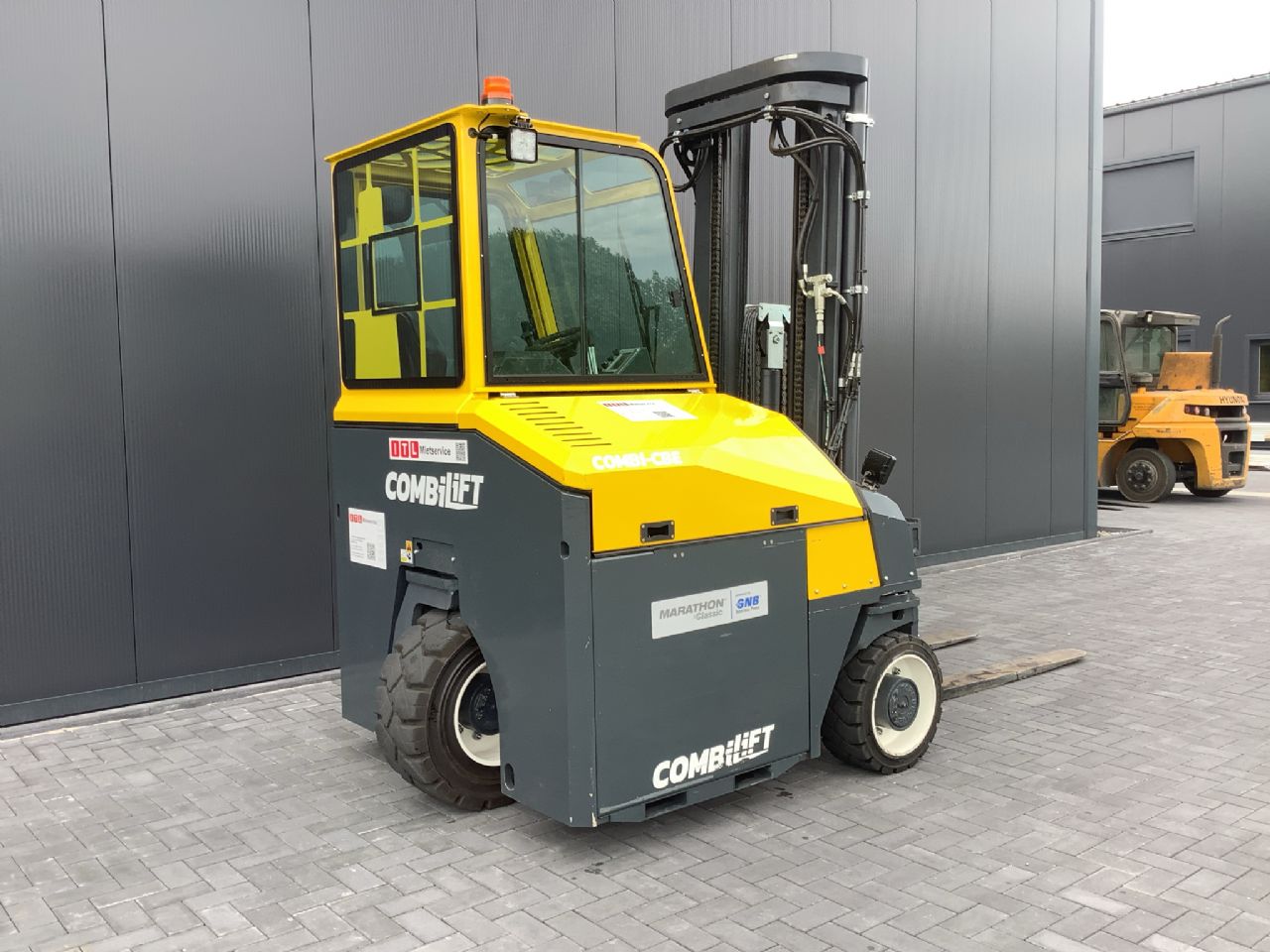 Toyota Gabelstapler Seitenstapler <br>Combilift CBE4000 <br>Baujahr 2024 <br>Betriebsstunden 126 <br><br>Mietkauf 1269,77 €/Monat 1 Seitenstapler <br>Combilift CBE4000 <br>Baujahr 2024 <br>Betriebsstunden 126 <br><br>Mietkauf 1269,77 €/Monat