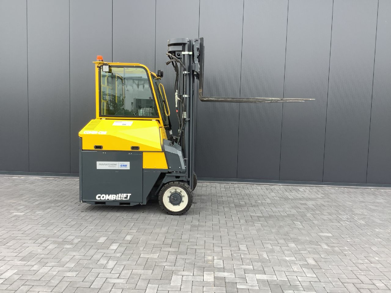 Toyota Gabelstapler Seitenstapler <br>Combilift CBE4000 <br>Baujahr 2024 <br>Betriebsstunden 126 <br><br>Mietkauf 1269,77 €/Monat 8 Seitenstapler <br>Combilift CBE4000 <br>Baujahr 2024 <br>Betriebsstunden 126 <br><br>Mietkauf 1269,77 €/Monat – Bild 8