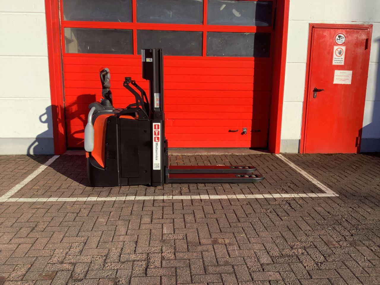 Toyota Gabelstapler Hochhubwagen <br>Toyota SPE200D <br>Baujahr 2020 <br>Betriebsstunden 951 <br><br>Mietkauf 104,03 €/Monat 2 Hochhubwagen <br>Toyota SPE200D <br>Baujahr 2020 <br>Betriebsstunden 951 <br><br>Mietkauf 104,03 €/Monat – Bild 2