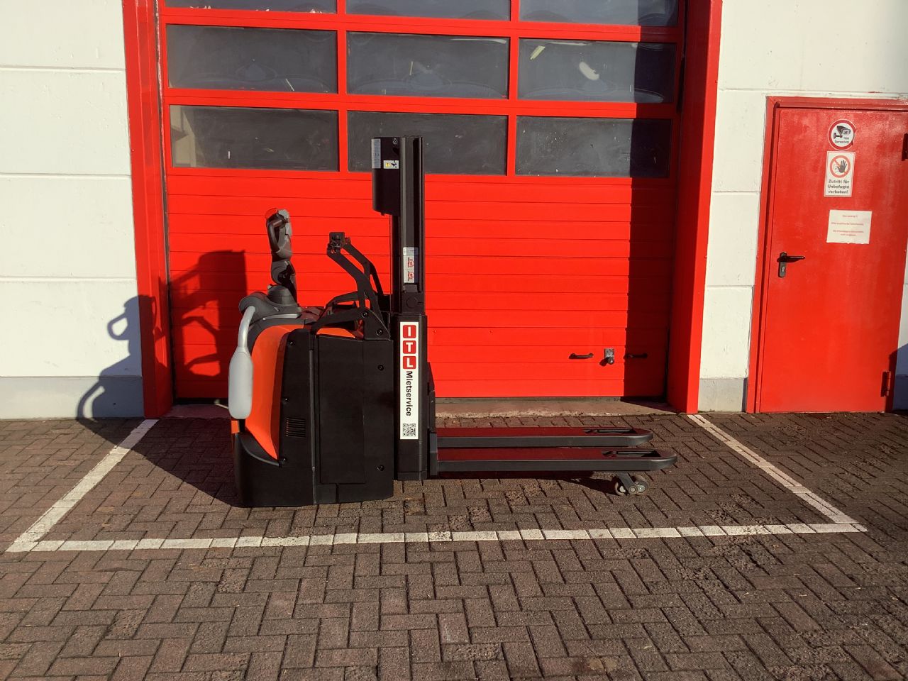 Toyota Gabelstapler Hochhubwagen <br>Toyota SPE200D <br>Baujahr 2020 <br>Betriebsstunden 951 <br><br>Mietkauf 104,03 €/Monat 3 Hochhubwagen <br>Toyota SPE200D <br>Baujahr 2020 <br>Betriebsstunden 951 <br><br>Mietkauf 104,03 €/Monat – Bild 3