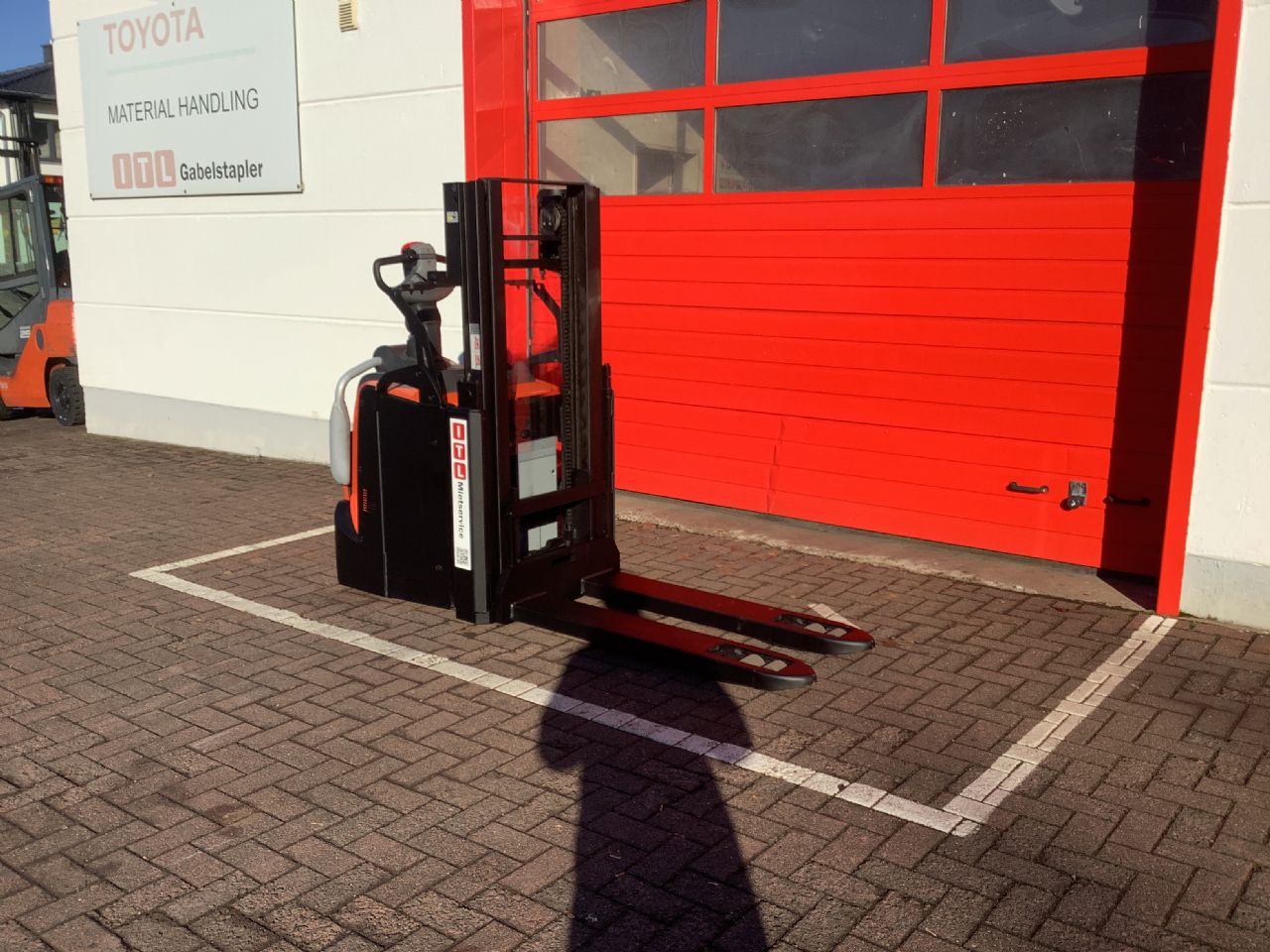 Toyota Gabelstapler Hochhubwagen <br>Toyota SPE200D <br>Baujahr 2020 <br>Betriebsstunden 951 <br><br>Mietkauf 104,03 €/Monat 6 Hochhubwagen <br>Toyota SPE200D <br>Baujahr 2020 <br>Betriebsstunden 951 <br><br>Mietkauf 104,03 €/Monat – Bild 6
