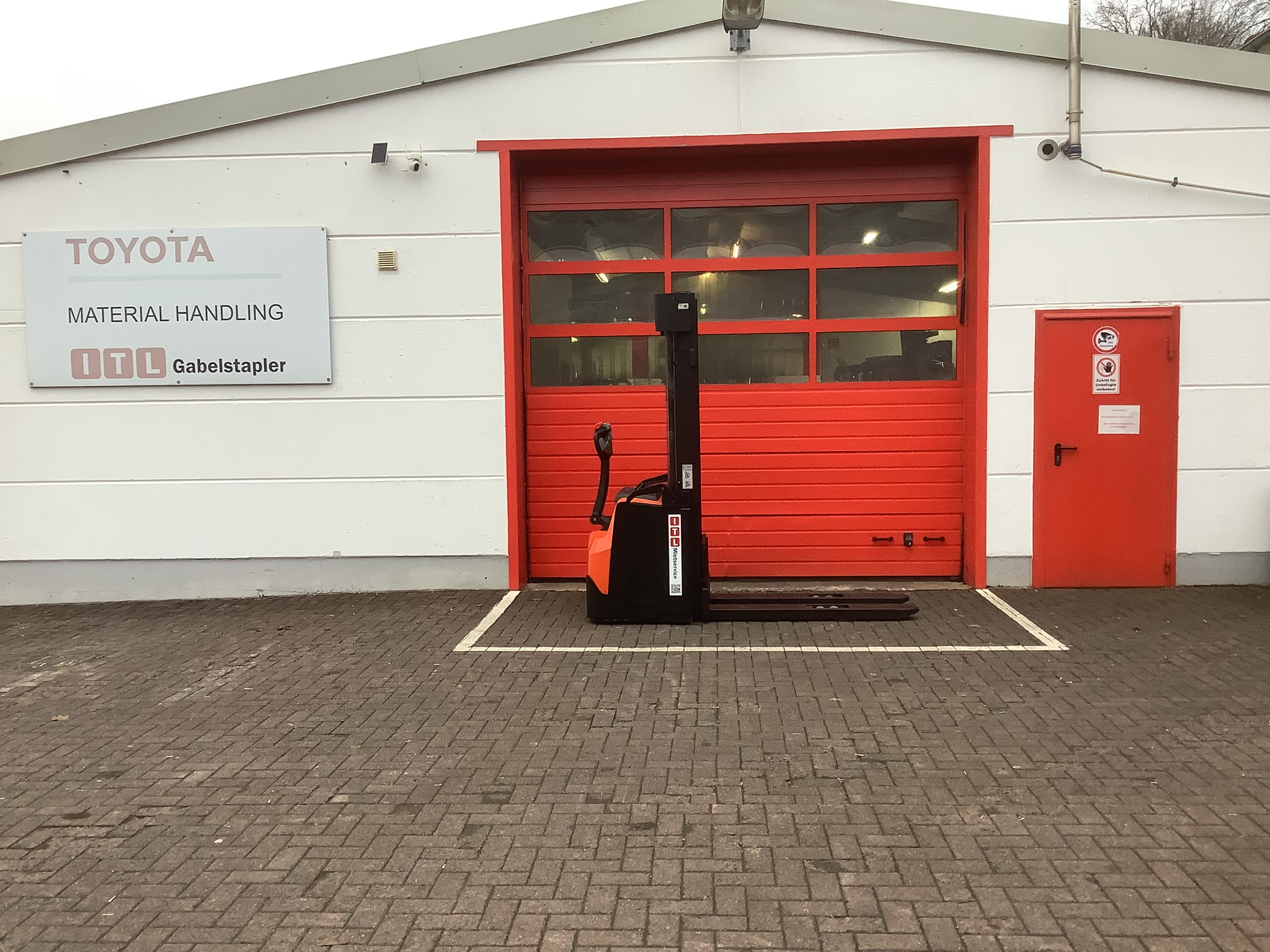 Toyota Gabelstapler Hochhubwagen <br>Toyota SWE145 <br>Baujahr 2022 <br>Betriebsstunden 938 <br><br>Mietkauf 120,54 €/Monat 2 Hochhubwagen <br>Toyota SWE145 <br>Baujahr 2022 <br>Betriebsstunden 938 <br><br>Mietkauf 120,54 €/Monat – Bild 2