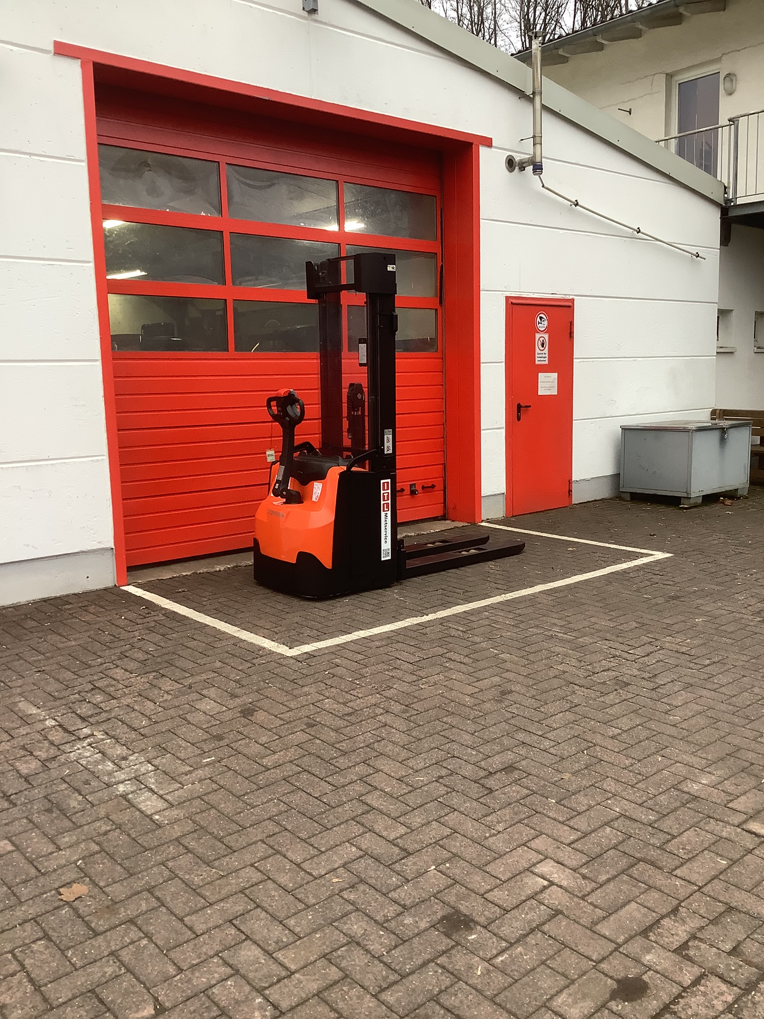 Toyota Gabelstapler Hochhubwagen <br>Toyota SWE145 <br>Baujahr 2022 <br>Betriebsstunden 938 <br><br>Mietkauf 120,54 €/Monat 4 Hochhubwagen <br>Toyota SWE145 <br>Baujahr 2022 <br>Betriebsstunden 938 <br><br>Mietkauf 120,54 €/Monat – Bild 4