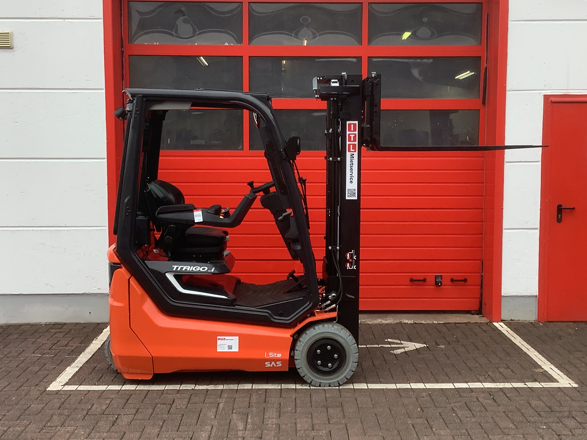 Toyota Gabelstapler Toyota Elektro 3-Rad Stapler <br>Toyota 60-9FBEK16T <br>Baujahr 2025 <br>Betriebsstunden 25 <br><br>Mietkauf 685,25 €/Monat 2 Toyota Elektro 3-Rad Stapler <br>Toyota 60-9FBEK16T <br>Baujahr 2025 <br>Betriebsstunden 25 <br><br>Mietkauf 685,25 €/Monat – Bild 2