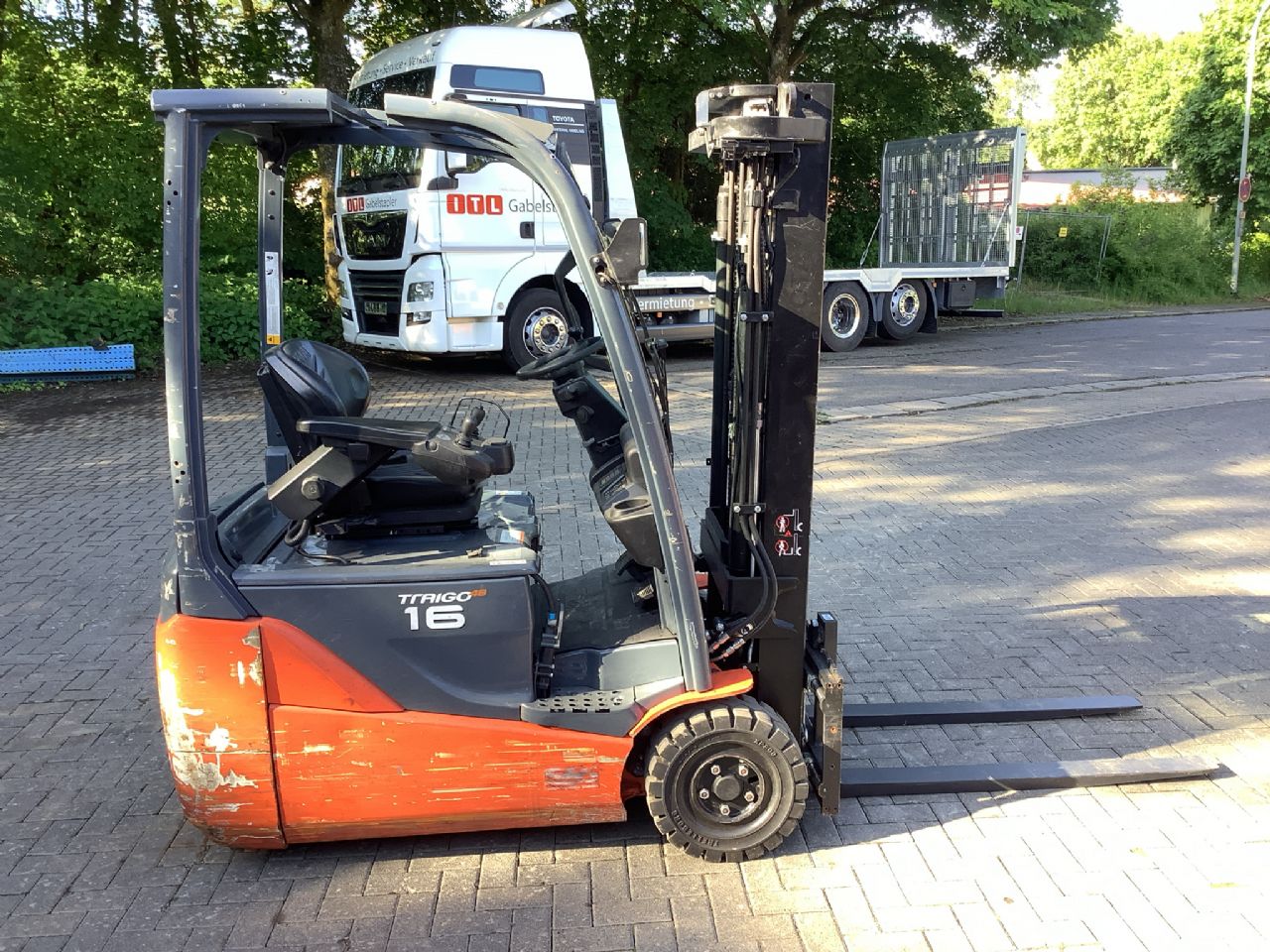 Toyota Gabelstapler Toyota Elektro 3-Rad Stapler <br>Toyota 8FBEK16T <br>Baujahr 2018 <br>Betriebsstunden 2588 <br><br>Mietkauf 246,03 €/Monat 1 Toyota Elektro 3-Rad Stapler <br>Toyota 8FBEK16T <br>Baujahr 2018 <br>Betriebsstunden 2588 <br><br>Mietkauf 246,03 €/Monat