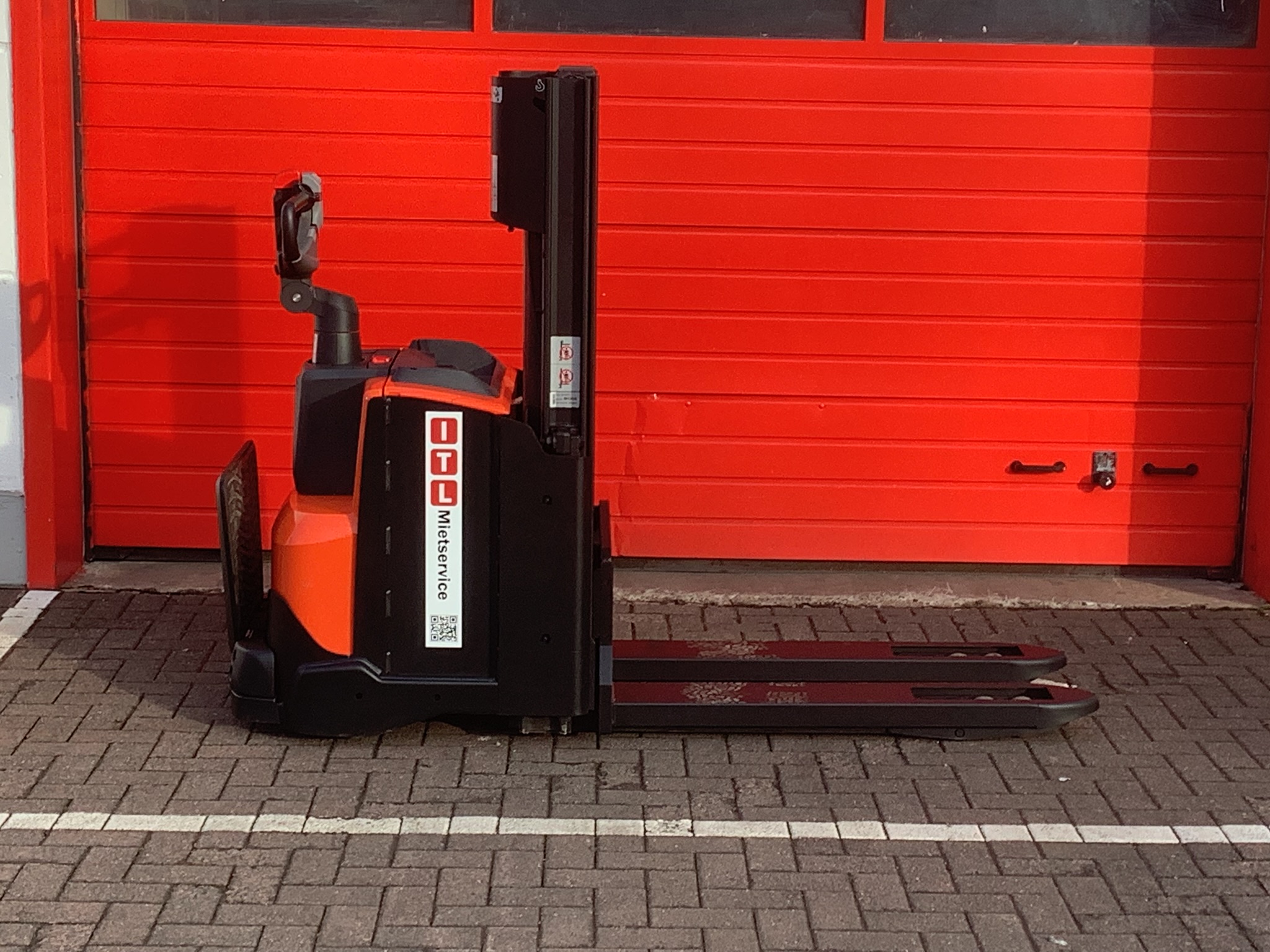 Toyota Gabelstapler Hochhubwagen <br>Toyota SWE200D <br>Baujahr 2020 <br>Betriebsstunden 2480 <br><br>Mietkauf 80,91 €/Monat 2 Hochhubwagen <br>Toyota SWE200D <br>Baujahr 2020 <br>Betriebsstunden 2480 <br><br>Mietkauf 80,91 €/Monat – Bild 2