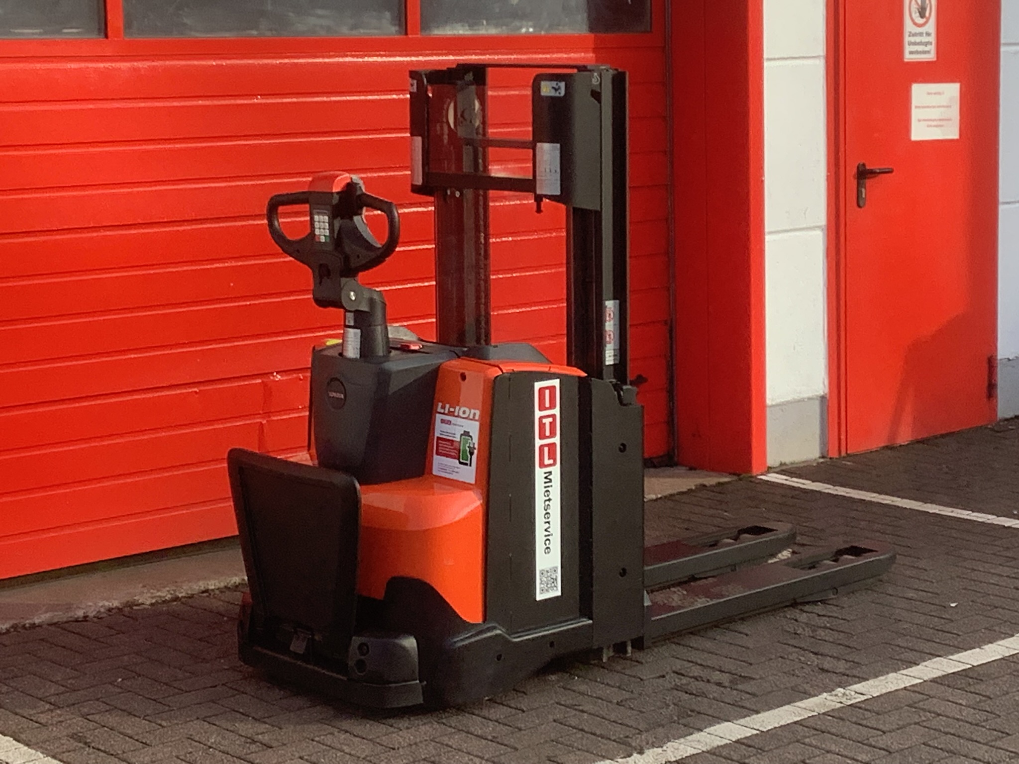 Toyota Gabelstapler Hochhubwagen <br>Toyota SWE200D <br>Baujahr 2020 <br>Betriebsstunden 2480 <br><br>Mietkauf 80,91 €/Monat 3 Hochhubwagen <br>Toyota SWE200D <br>Baujahr 2020 <br>Betriebsstunden 2480 <br><br>Mietkauf 80,91 €/Monat – Bild 3