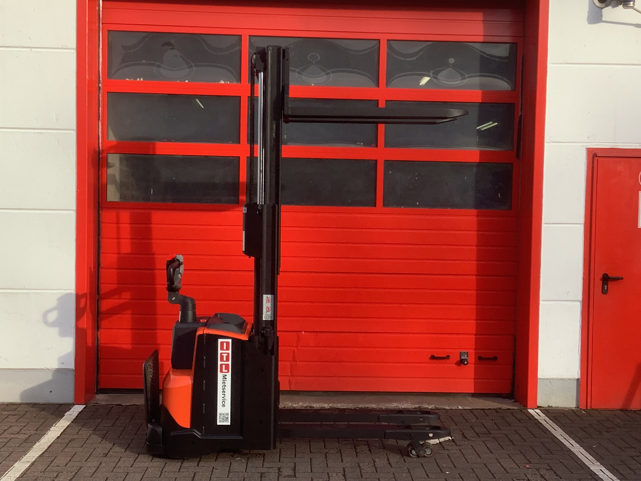 Toyota Gabelstapler Hochhubwagen <br>Toyota SWE200D <br>Baujahr 2020 <br>Betriebsstunden 2480 <br><br>Mietkauf 80,91 €/Monat 6 Hochhubwagen <br>Toyota SWE200D <br>Baujahr 2020 <br>Betriebsstunden 2480 <br><br>Mietkauf 80,91 €/Monat – Bild 6