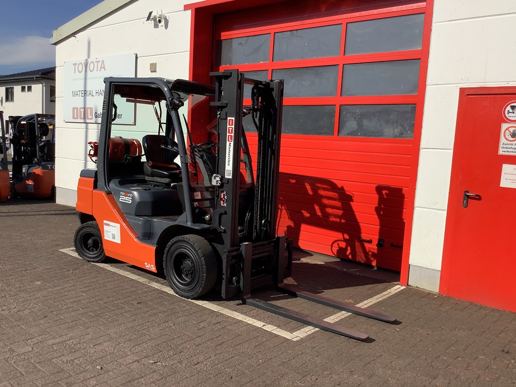 Toyota Gabelstapler Toyota Verbrenner Treibgasstapler <br>Toyota 8FGF25 <br>Baujahr 2021 <br>Betriebsstunden 2800 <br><br>Mietkauf 328,59 €/Monat 3 Toyota Verbrenner Treibgasstapler <br>Toyota 8FGF25 <br>Baujahr 2021 <br>Betriebsstunden 2800 <br><br>Mietkauf 328,59 €/Monat – Bild 3