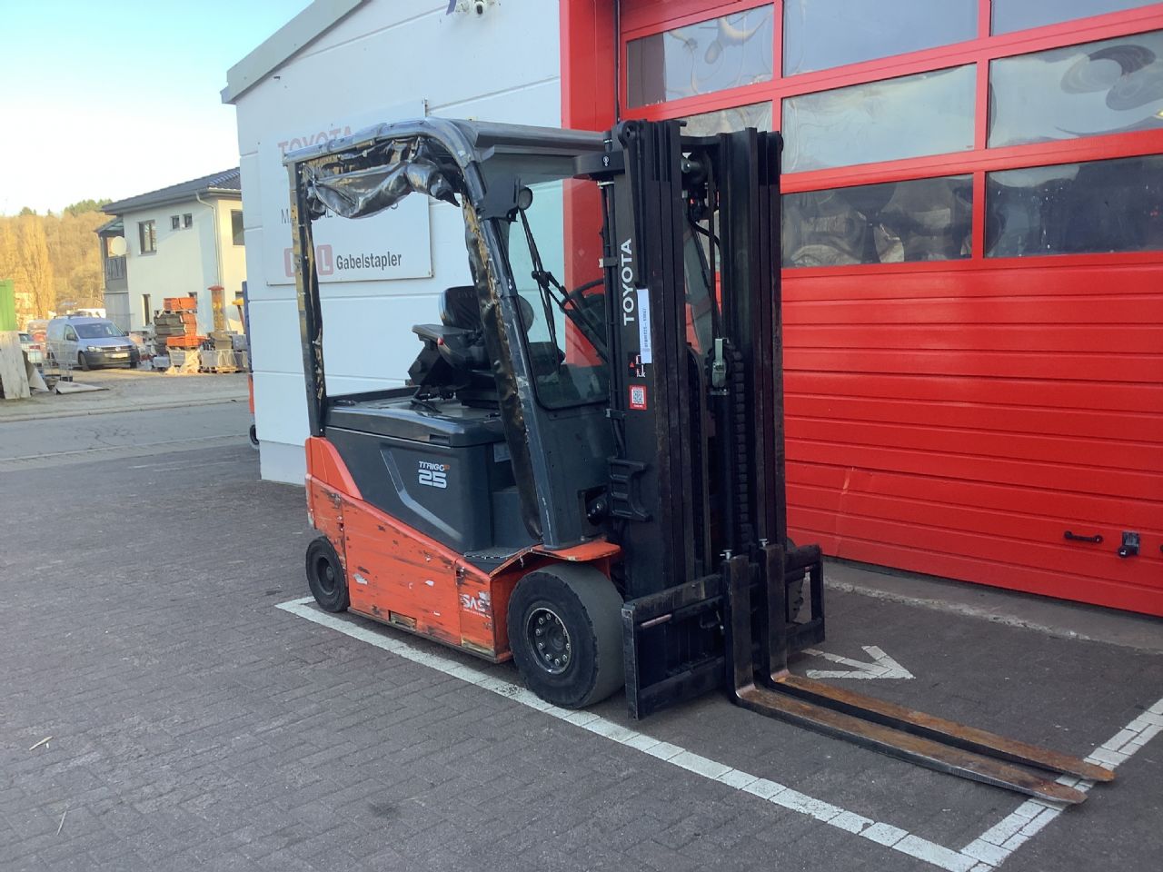 Toyota Gabelstapler Toyota Elektro 4-Rad Stapler <br>Toyota 8FBMT25 <br>Baujahr 2020 <br>Betriebsstunden 3094 <br><br>Mietkauf 284,01 €/Monat 2 Toyota Elektro 4-Rad Stapler <br>Toyota 8FBMT25 <br>Baujahr 2020 <br>Betriebsstunden 3094 <br><br>Mietkauf 284,01 €/Monat – Bild 2
