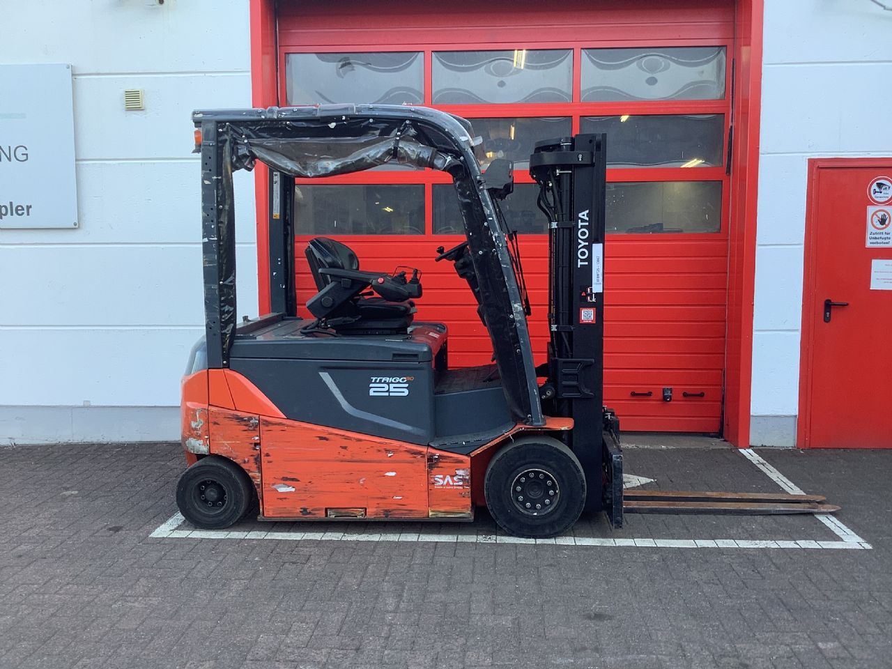 Toyota Gabelstapler Toyota Elektro 4-Rad Stapler <br>Toyota 8FBMT25 <br>Baujahr 2020 <br>Betriebsstunden 3094 <br><br>Mietkauf 284,01 €/Monat 4 Toyota Elektro 4-Rad Stapler <br>Toyota 8FBMT25 <br>Baujahr 2020 <br>Betriebsstunden 3094 <br><br>Mietkauf 284,01 €/Monat – Bild 4